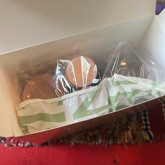 Clinique gift set, moisturizer, balm, “bare pop” lipstick, mask, soap, mascara - Picture 3 of 3